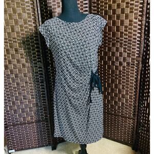 Taylor for Pea in The Pod Sz Large Black & White Faux Wrap Shift Dress PreOwned